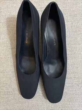 Bandolino Black Rounded-Toe Pumps